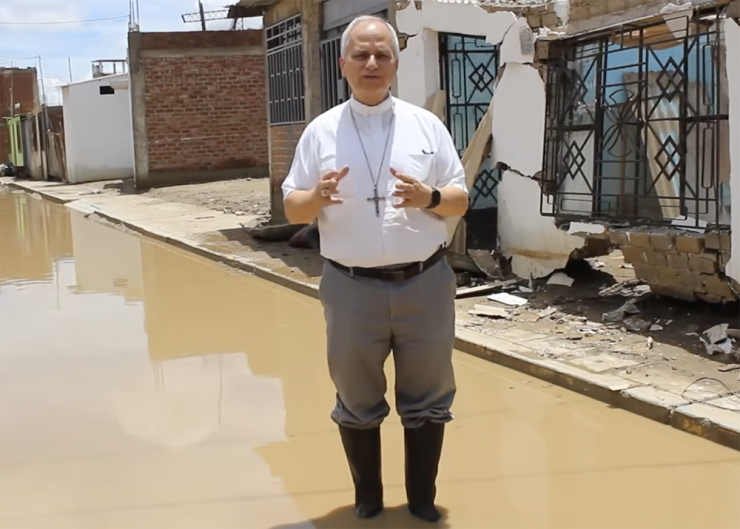 Đức Giám mục Robert Prevost, hiện là Đức Thánh Cha Lêô XIV, đứng trong vùng nước lũ ở Giáo phận Chiclayo sau trận mưa lớn ở tây bắc Peru vào tháng 3 năm 2023, trong ảnh chụp màn hình này từ video của Caritas Chiclayo (Ảnh chụp màn hình NCR/ Caritas Chiclayo)